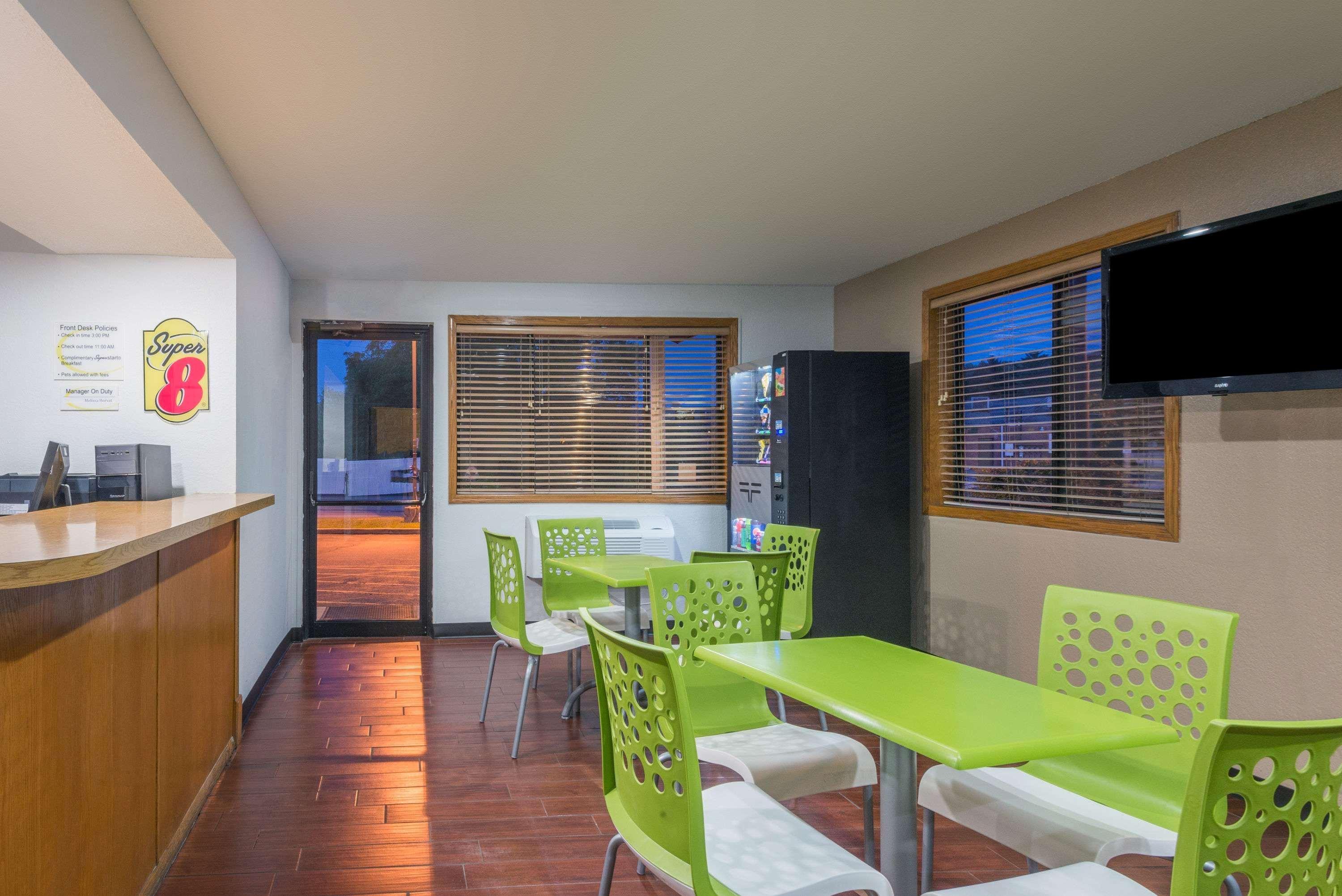 Hotel Super 8 By Wyndham Delmont Exterior foto